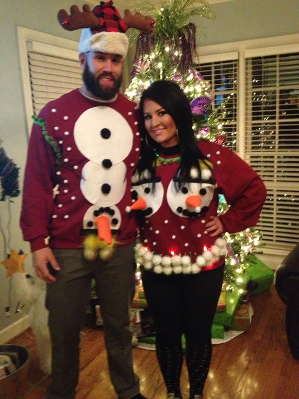 a99916 xmas sweaters couple 1